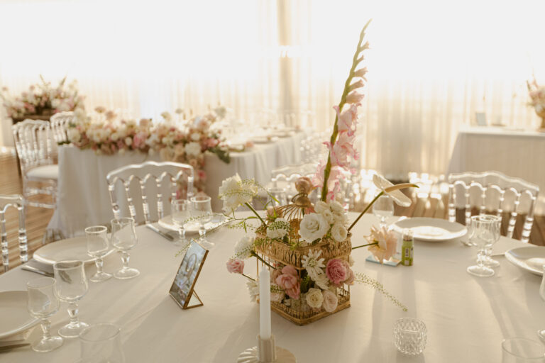 Photo d'un mariage à La Réunion – Centre de table – Chaises napoléon transparentes
