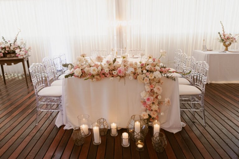 Photo d'un mariage à La Réunion – Décoration florale, Chaises napoléon transparentes, Tentures murales