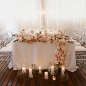 Photo d'un mariage à La Réunion – Décoration florale, Chaises napoléon transparentes, Tentures murales