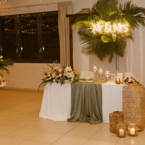 Photo d'un mariage à La Réunion – Table d'honneur – Décoration florale, Néon MR & MRS