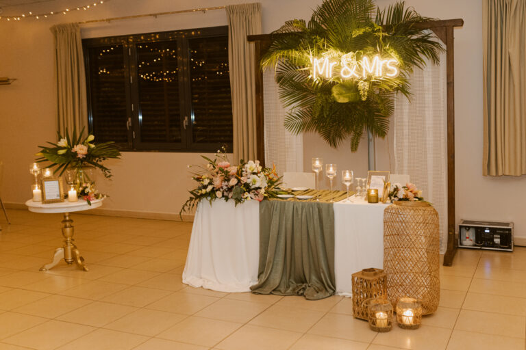 Photo d'un mariage à La Réunion – Table d'honneur – Décoration florale, Néon MR & MRS
