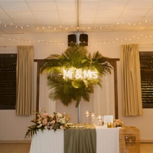 Photo d'un mariage à La Réunion – Décoration florale, Néon MR & MRS