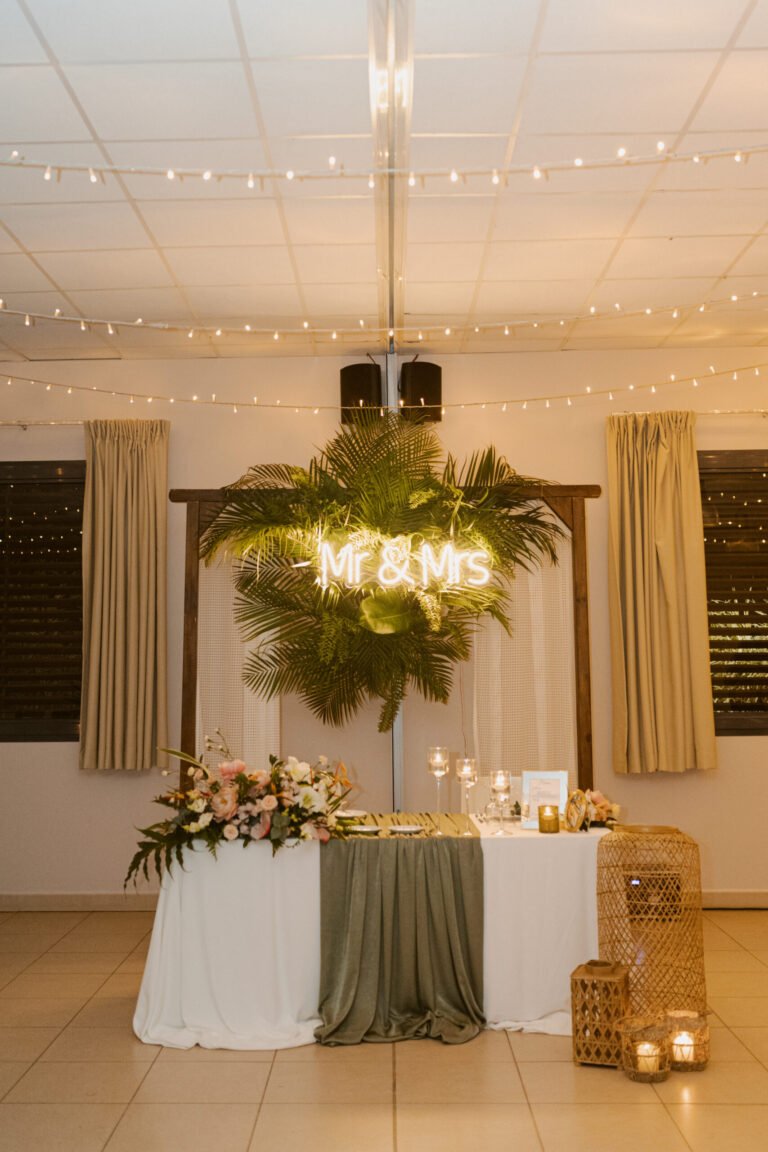 Photo d'un mariage à La Réunion – Décoration florale, Néon MR & MRS