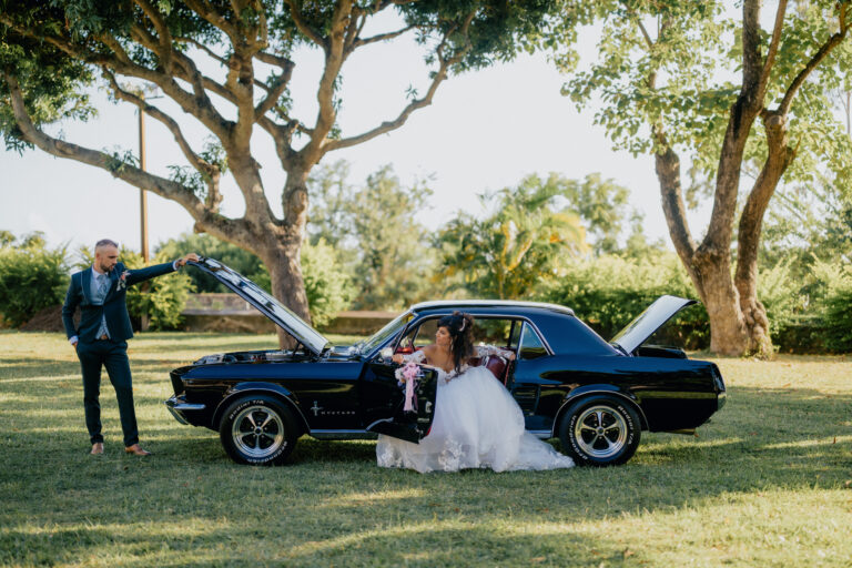Photo d'un mariage à La Réunion – couple – Ford Mustang