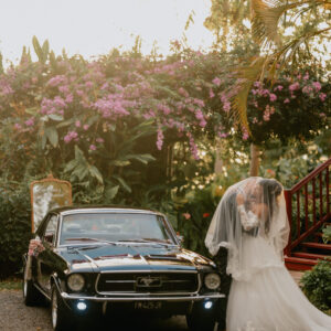 Photo d'un mariage à La Réunion – couple – Ford Mustang