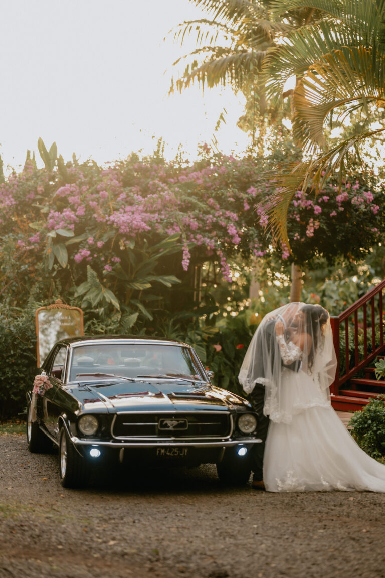 Photo d'un mariage à La Réunion – couple – Ford Mustang