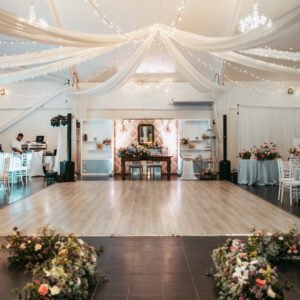 Photo d'un mariage à La Réunion – Guirlandes lumineuses, Tentures pour plafond