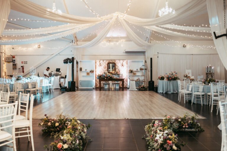 Photo d'un mariage à La Réunion – Guirlandes lumineuses, Tentures pour plafond