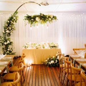 Photo d'un mariage à La Réunion – Table d'honneur – Chaises crossback, Tentures murales
