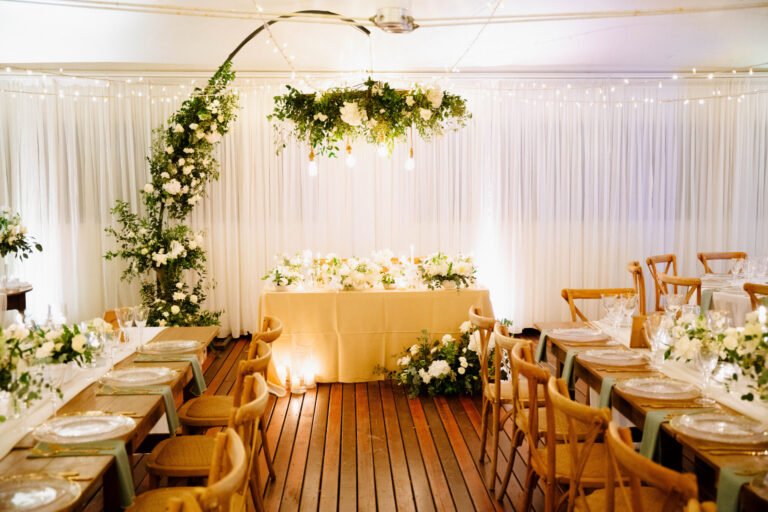 Photo d'un mariage à La Réunion – Table d'honneur – Chaises crossback, Tentures murales