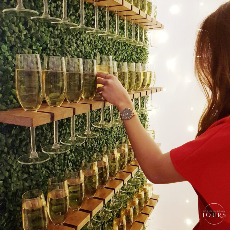 Photo d'un mariage à La Réunion – Mur à champagne