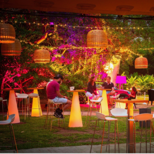 Photo d'un événement professionnel à La Réunion – Bamboo light, Mange-debout Ikonik, Tabouret Quadra