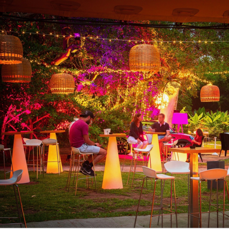 Photo d'un événement professionnel à La Réunion – Bamboo light, Mange-debout Ikonik, Tabouret Quadra