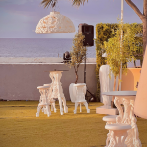 Photo d'un événement professionnel à La Réunion – Lustre DAME OF LOVE, Table haute MASTER OF LOVE, Tabouret MISTER OF LOVE