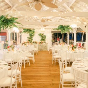Photo d'un mariage à La Réunion – Thème tropical – Chaises chiavari blanches, Guirlandes lumineuses