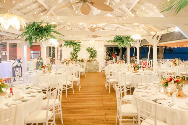 Photo d'un mariage à La Réunion – Thème tropical – Chaises chiavari blanches, Guirlandes lumineuses