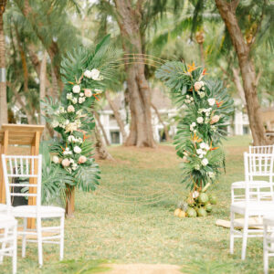 Photo d'une cérémonie laïque à La Réunion – Thème tropical – Arche – Chaises chiavari blanches