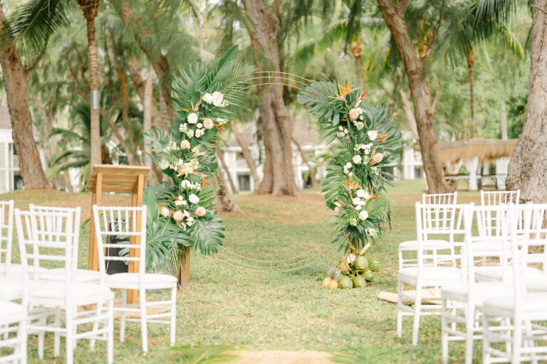 Photo d'une cérémonie laïque à La Réunion – Thème tropical – Arche – Chaises chiavari blanches