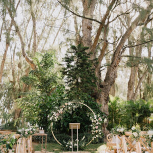 Photo d'une cérémonie laïque à La Réunion – Arche – Chaises crossback