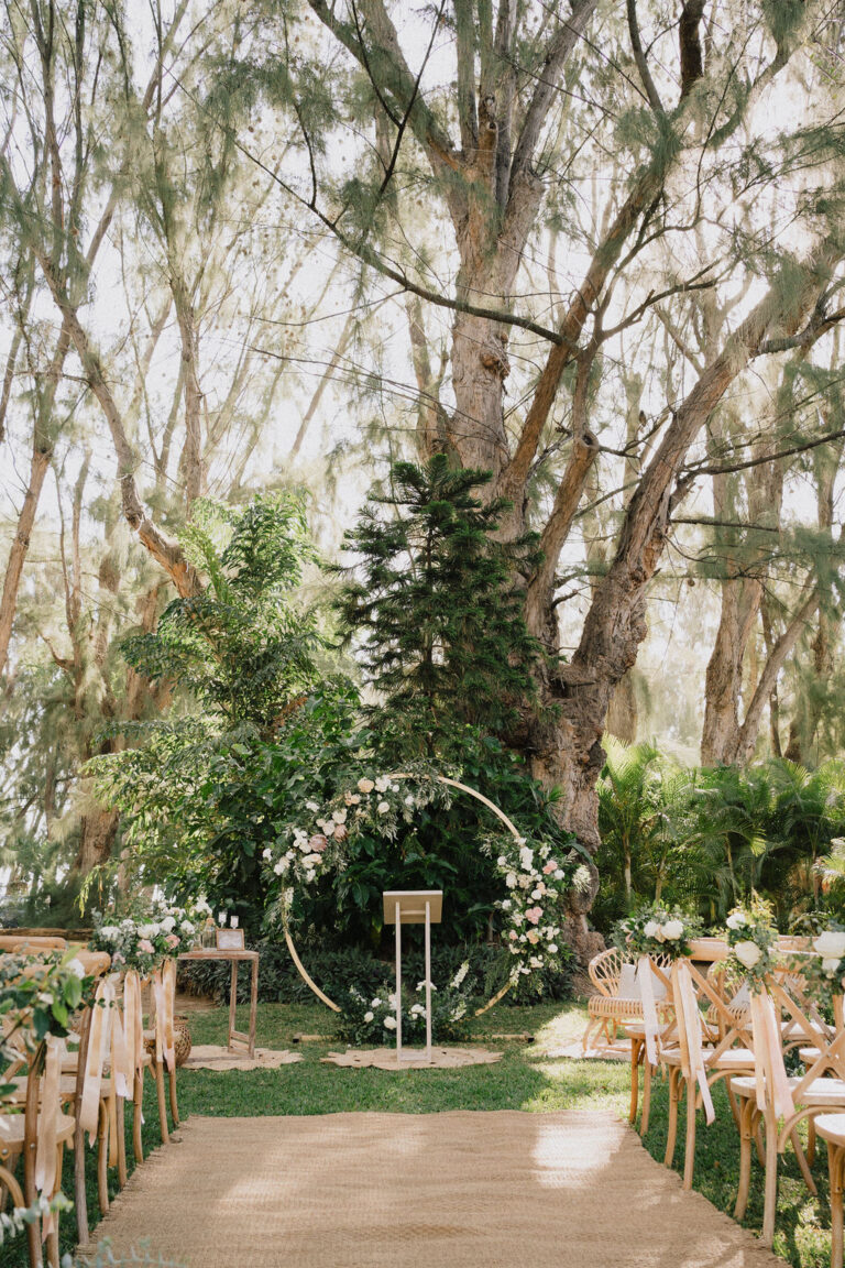 Photo d'une cérémonie laïque à La Réunion – Arche – Chaises crossback