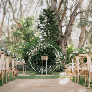 Photo d'une cérémonie laïque à La Réunion – Arche – Chaises crossback
