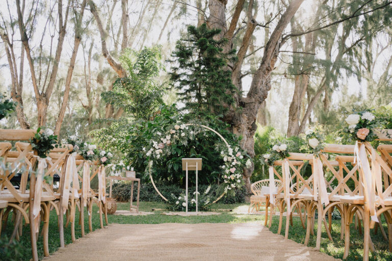Photo d'une cérémonie laïque à La Réunion – Arche – Chaises crossback