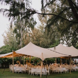Photo d'un mariage à La Réunion – Tentes nomades, Chaises chiavari blanches