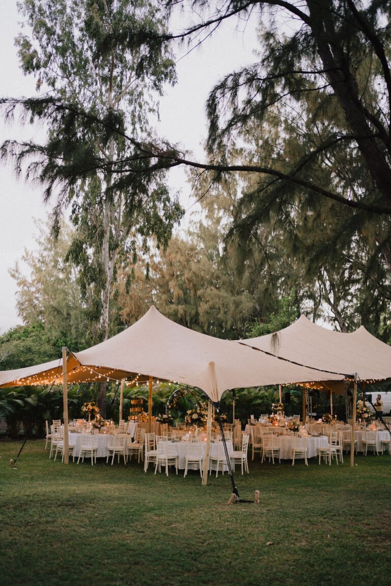 Photo d'un mariage à La Réunion – Tentes nomades, Chaises chiavari blanches