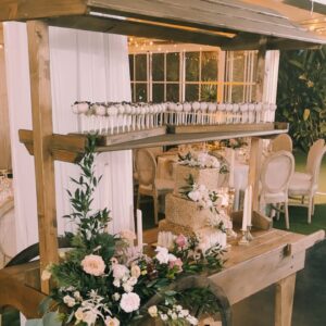 Photo d'un mariage à La Réunion – Charrette du studio, Chaises médaillon bois cérusés