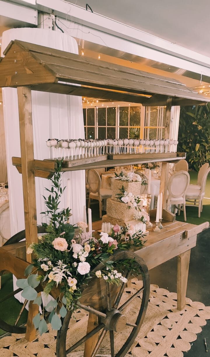 Photo d'un mariage à La Réunion – Charrette du studio, Chaises médaillon bois cérusés