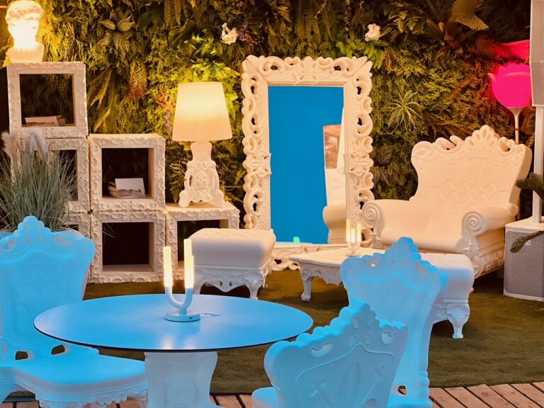 Photo d'un événement professionnel à La Réunion – Table LORD OF LOVE, Chaise PRINCESS OF LOVE, Lampe de table Luna