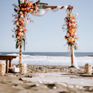 Photo d'une cérémonie laïque à La Réunion – Arche – Décoration florale
