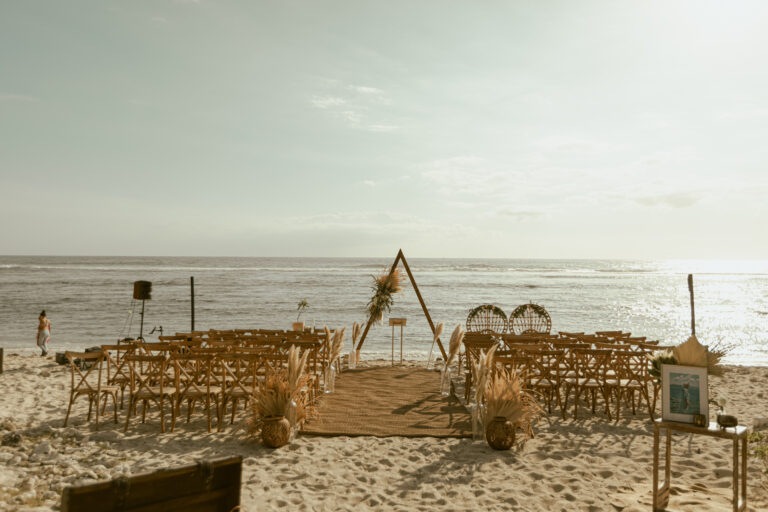 Photo d'une cérémonie laïque à La Réunion – Chaises crossback