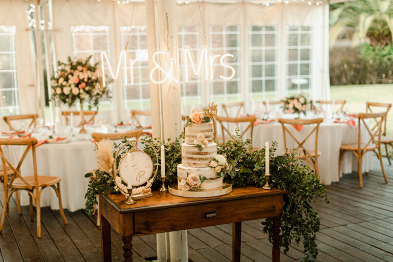 Photo d'un mariage à La Réunion – Chaises crossback