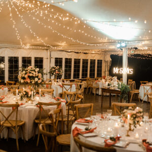 Photo d'un mariage à La Réunion – Chaises crossback, Guirlandes lumineuses
