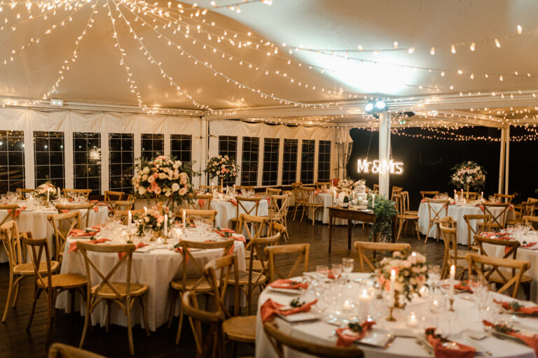 Photo d'un mariage à La Réunion – Chaises crossback, Guirlandes lumineuses
