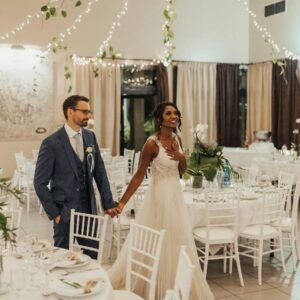 Photo d'un mariage à La Réunion – Découverte de la salle – Chaises chiavari blanches, Guirlandes lumineuses