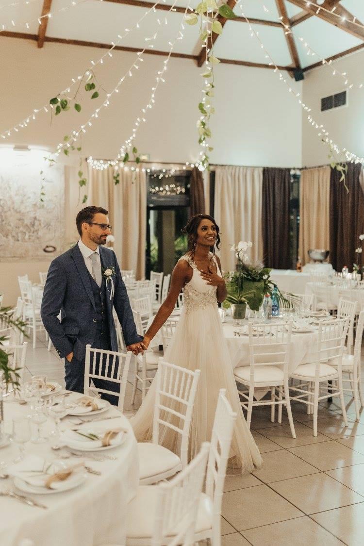 Photo d'un mariage à La Réunion – Découverte de la salle – Chaises chiavari blanches, Guirlandes lumineuses