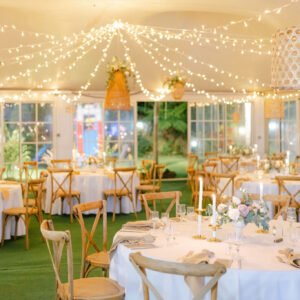 Photo d'un mariage à La Réunion – Chaises crossback, Guirlandes lumineuses