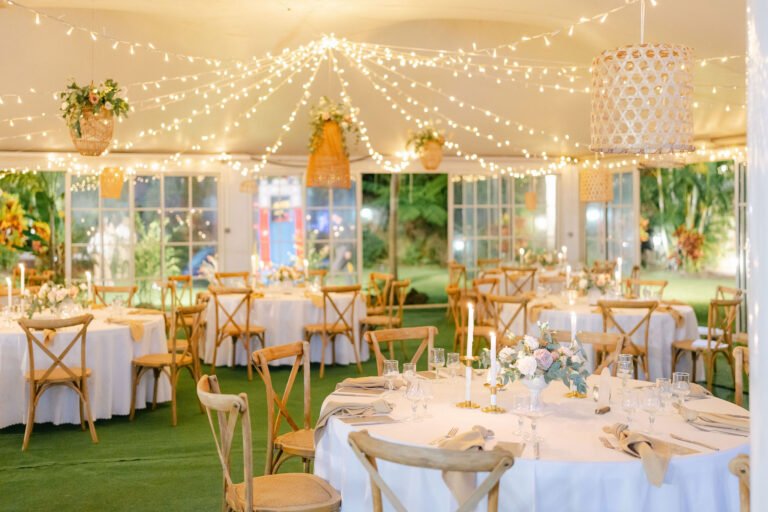 Photo d'un mariage à La Réunion – Chaises crossback, Guirlandes lumineuses