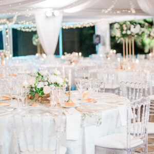 Photo d'un mariage à La Réunion – Chaises napoléon transparentes