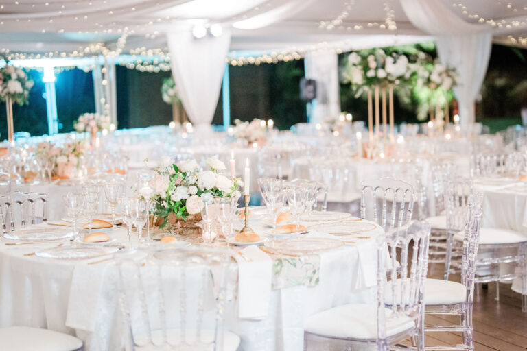 Photo d'un mariage à La Réunion – Chaises napoléon transparentes