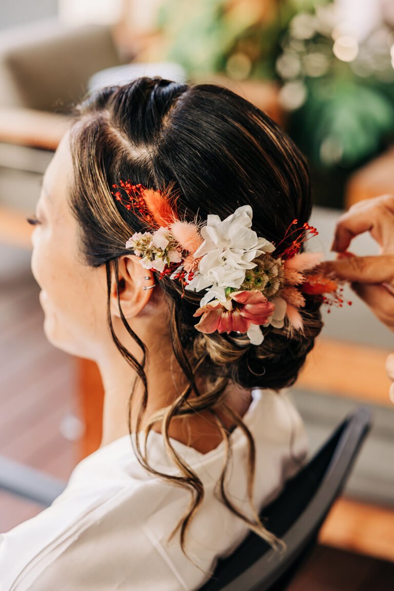 Fleurs dans les cheveux