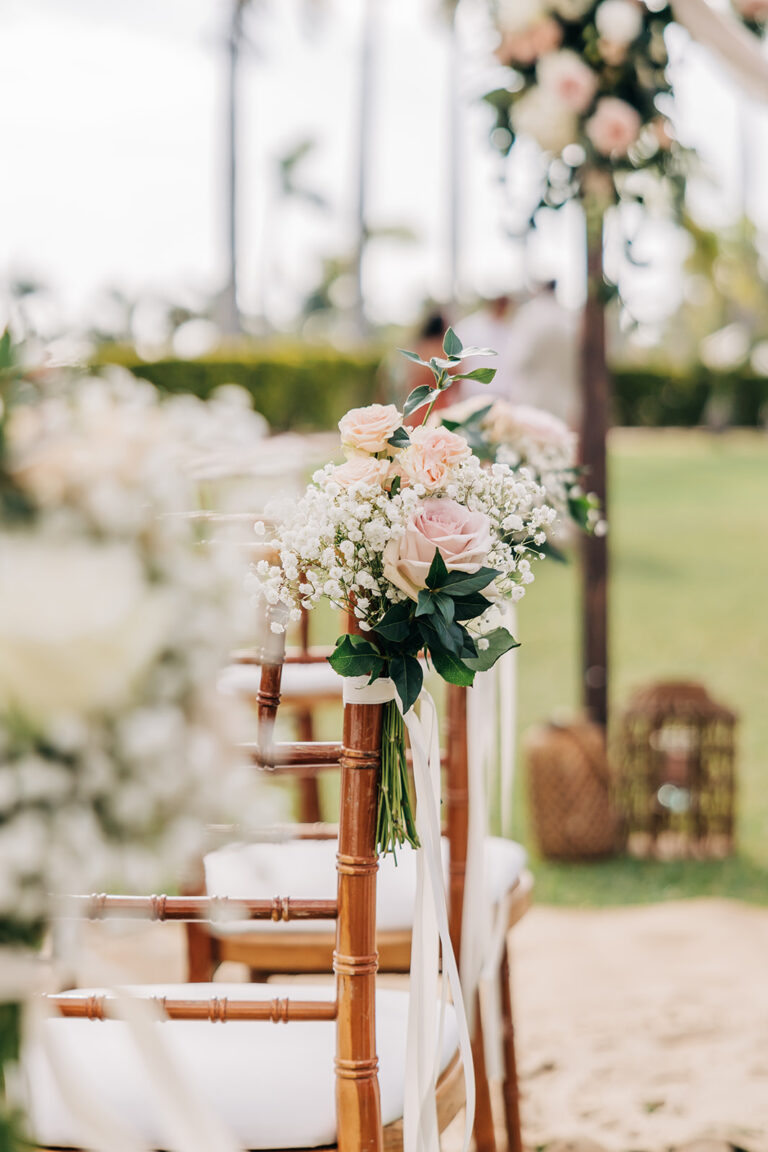 Photo d'une cérémonie laïque à La Réunion – Chaises chiavari bois cérusés