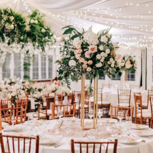 Photo d'un mariage à La Réunion – Centre de table en hauteur – Chaises chiavari bois cérusés, Tentures pour plafond, Guirlandes lumineuses