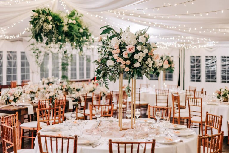 Photo d'un mariage à La Réunion – Centre de table en hauteur – Chaises chiavari bois cérusés, Tentures pour plafond, Guirlandes lumineuses