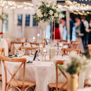 Photo d'un mariage à La Réunion – Centre de table en hauteur – Chaises crossback