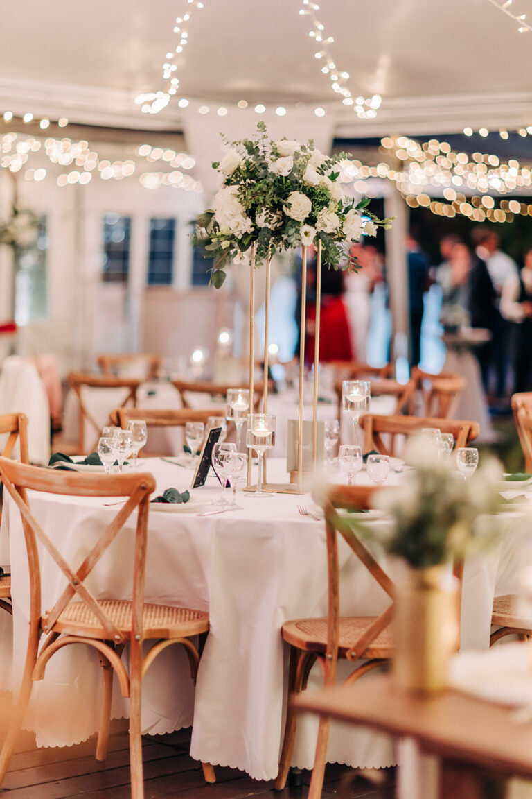Photo d'un mariage à La Réunion – Centre de table en hauteur – Chaises crossback