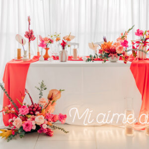 Photo d'un mariage à La Réunion – Décoration florale, Néon MI AIME A OU