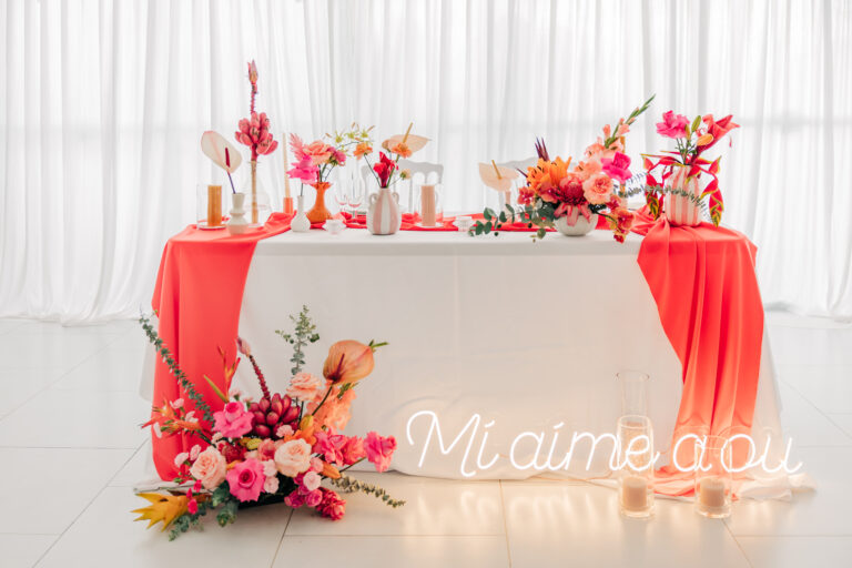 Photo d'un mariage à La Réunion – Décoration florale, Néon MI AIME A OU